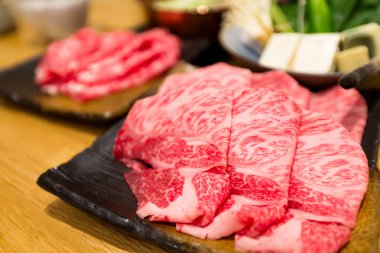 Japon güveç için taze et dilimlenmiş