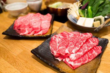 Japon güveç için taze et dilimlenmiş