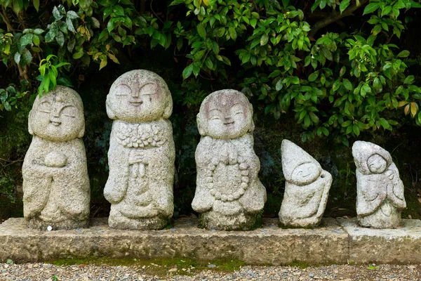 和み地蔵、日本の寺院の彫像 — ストック写真