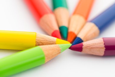 izole renkli kalemler 