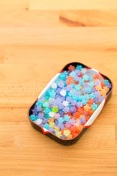 Японские конфеты на деревянном фоне — стоковое фото