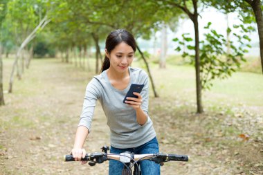 Cep telefonu kullaranarak Bisiklet kadın