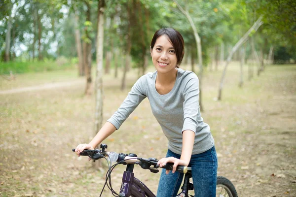 Mulher pedalando no campo — Fotografia de Stock