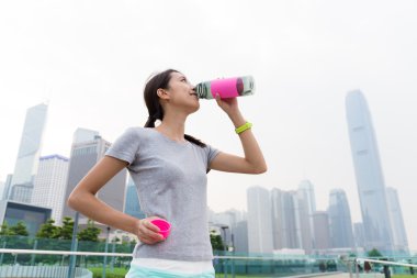 Sportif kadın içme suyu