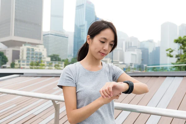 Femme vérifiant les données sur montre de sport — Photo