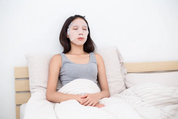 Mujer haciendo máscara de papel facial — Foto de Stock