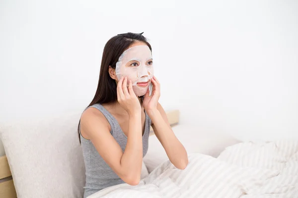 Vrouw doen gezicht papier masker — Stockfoto