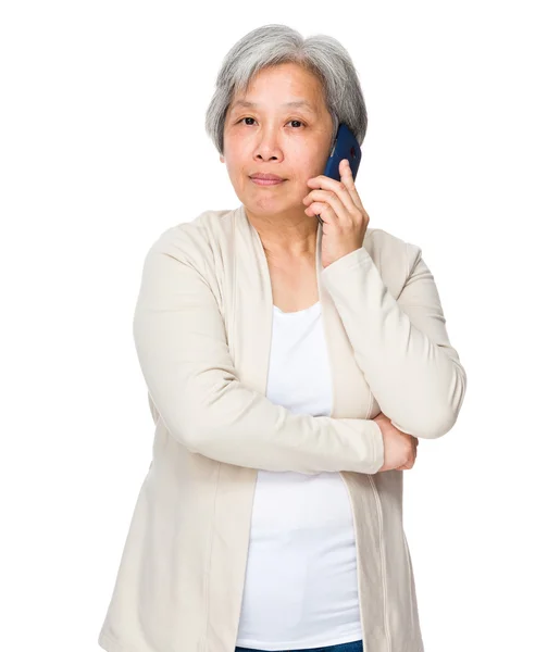 Asiatisk gammel dame i beige strikkejakke – stockfoto