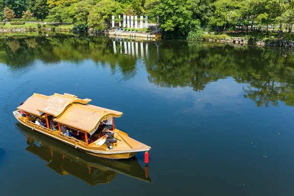 Barca turistica nel fiume nel parco — Foto Stock