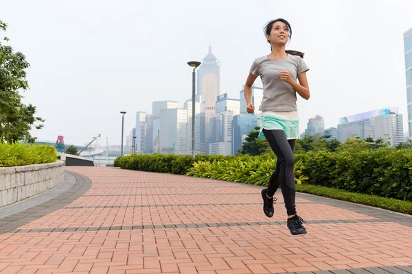 Asiatiska sportiga kvinnan jogging på utomhus — Stockfoto