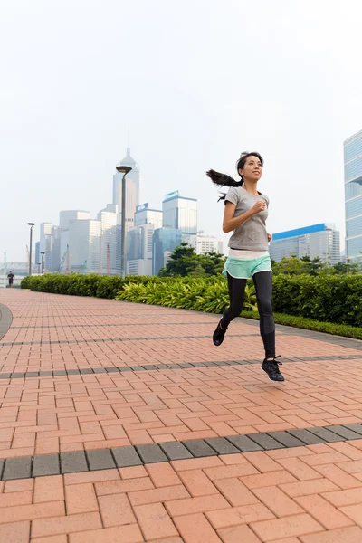 Asiatiska sportiga kvinnan jogging på utomhus — Stockfoto