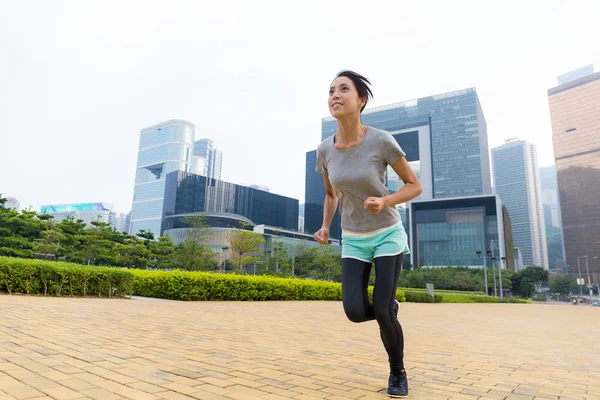 Asiatiska sportiga kvinnan jogging på utomhus — Stockfoto