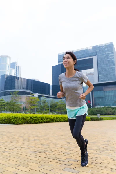 亚洲运动女人在户外慢跑 — 图库照片