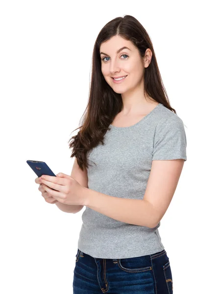 Kaukasische junge Frau im grauen T-Shirt — Stockfoto