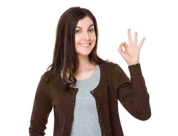 白种人的年轻女子，在棕色的羊毛衫 — 图库照片
