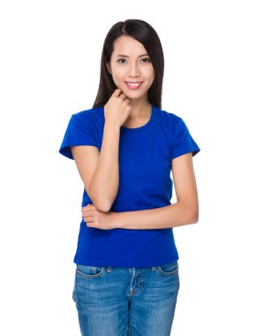 Asyalı genç kadın mavi tişört içinde