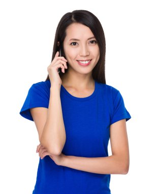 Asyalı genç kadın mavi tişört içinde