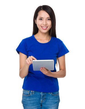 Asyalı genç kadın mavi tişört içinde