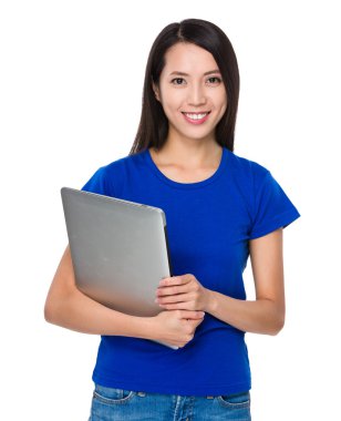 Asyalı genç kadın mavi tişört içinde