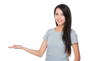 Asyalı genç kadın içinde gri t-shirt