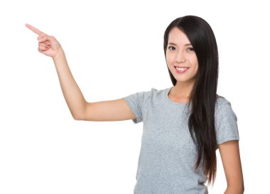 Asyalı genç kadın içinde gri t-shirt