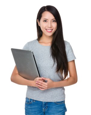 Asyalı genç kadın içinde gri t-shirt