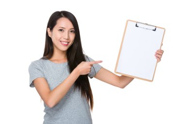 Asyalı genç kadın içinde gri t-shirt