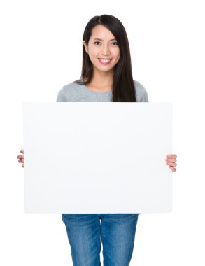 Asyalı genç kadın içinde gri t-shirt