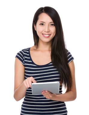 Çizgili tişört Asyalı genç kadın