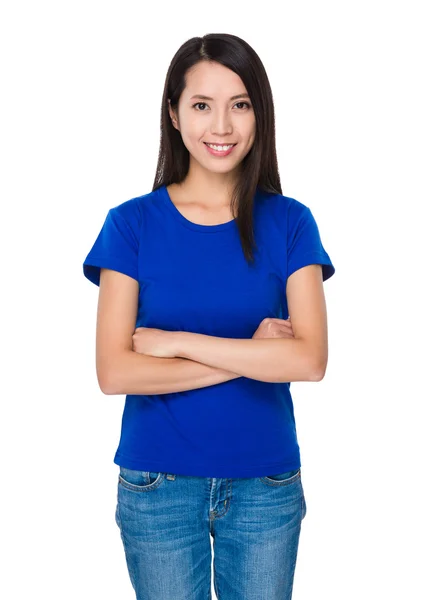 Aziatische jonge vrouw in blauw t-shirt — Stockfoto