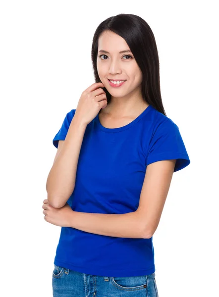 Asiatische junge Frau im blauen T-Shirt — Stockfoto