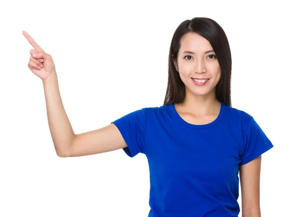 Aziatische jonge vrouw in blauw t-shirt — Stockfoto