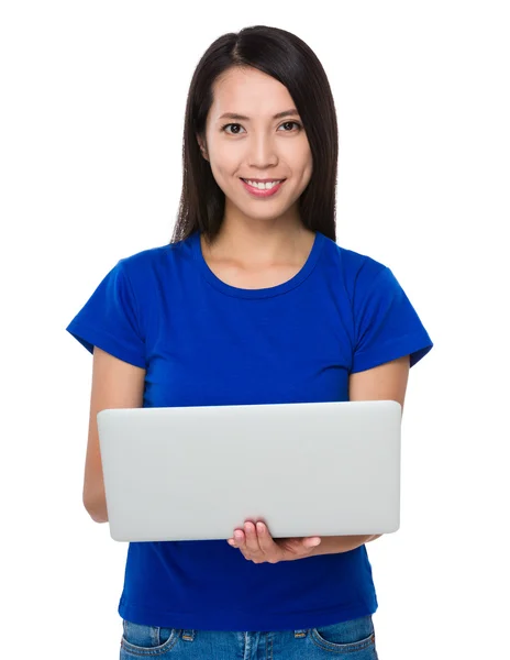 Asiático jovem mulher em azul t-shirt — Fotografia de Stock