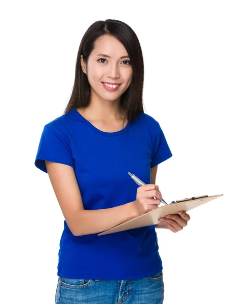 Aziatische jonge vrouw in blauw t-shirt — Stockfoto