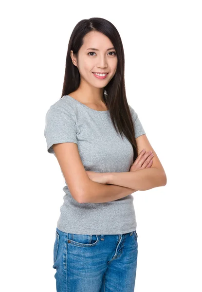 Asiatische junge Frau im grauen T-Shirt — Stockfoto