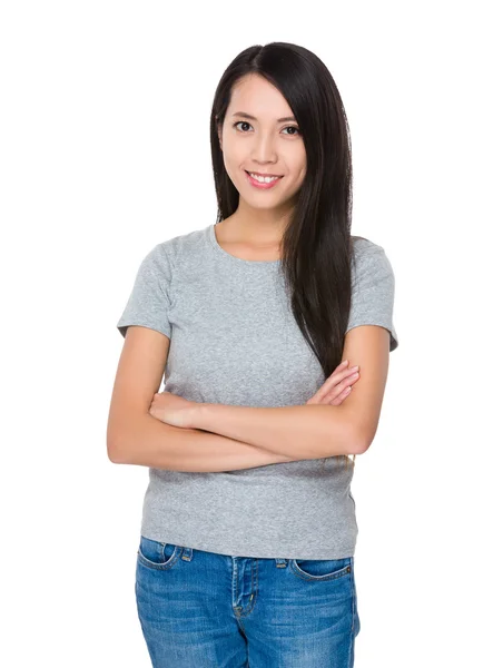 Asiatische junge Frau im grauen T-Shirt — Stockfoto