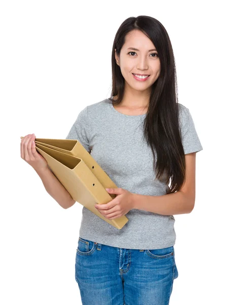 Asiatische junge Frau im grauen T-Shirt — Stockfoto