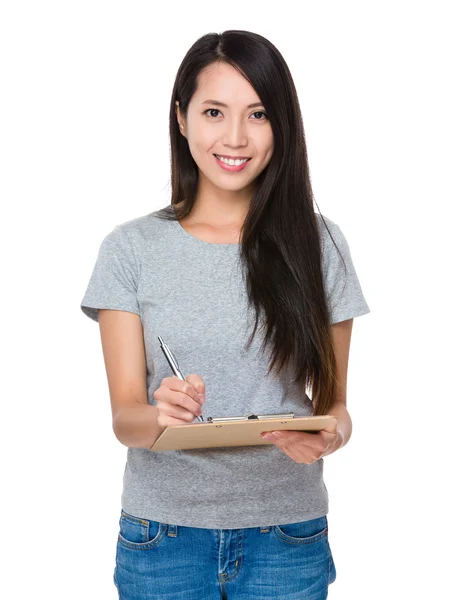 Aziatische jonge vrouw in grijs t-shirt — Stockfoto