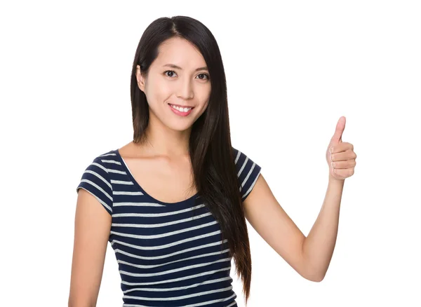 Азиатская девушка в полосатой футболке — стоковое фото