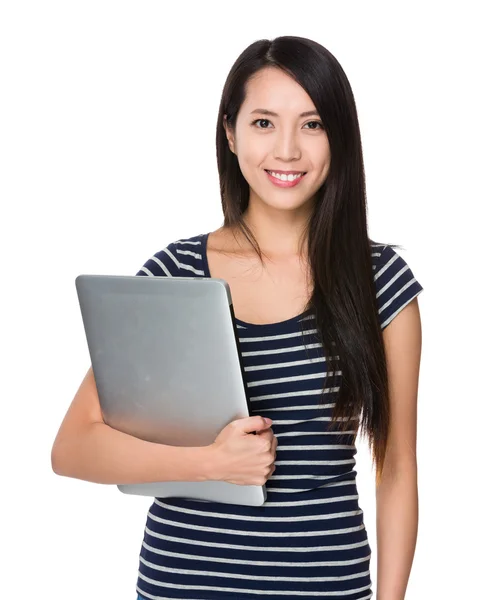 Asiatische junge Frau im gestreiften T-Shirt — Stockfoto