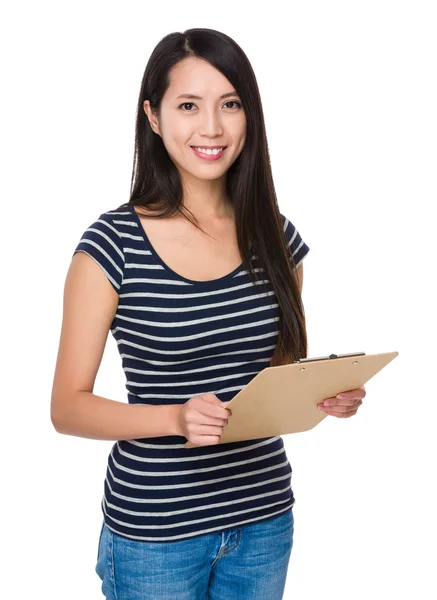 Aziatische jonge vrouw in striped t-shirt — Stockfoto