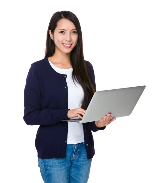 Asiatico giovane donna in blu cardigan — Foto Stock