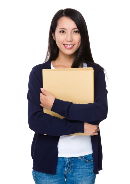 Aziatische jonge vrouw in blauwe vest — Stockfoto