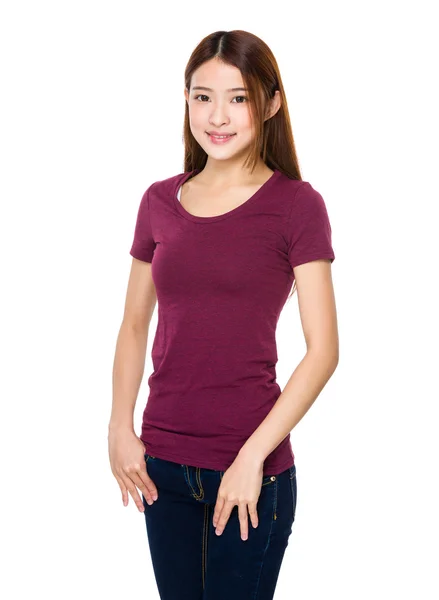 Kırmızı t-shirt Asyalı genç kadın — Stok fotoğraf