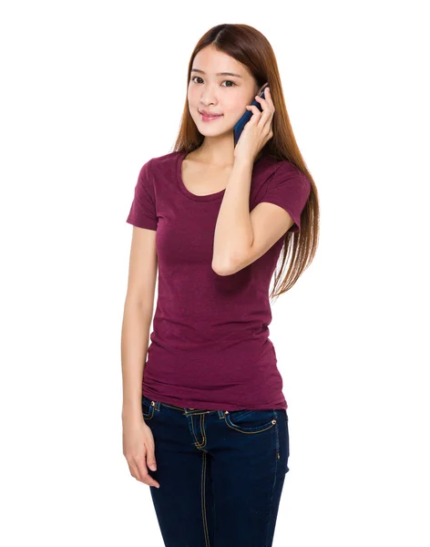 Asiática joven mujer en rojo camiseta — Foto de Stock