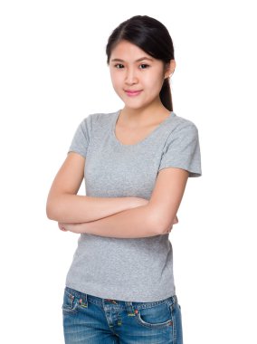 Asyalı genç kadın içinde gri t-shirt