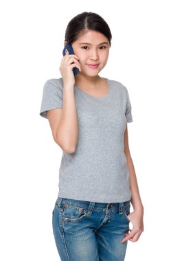 Asyalı genç kadın içinde gri t-shirt