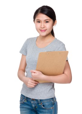 Asyalı genç kadın içinde gri t-shirt