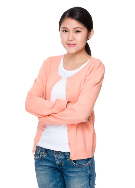 Asiatische junge Frau in rosa Strickjacke — Stockfoto