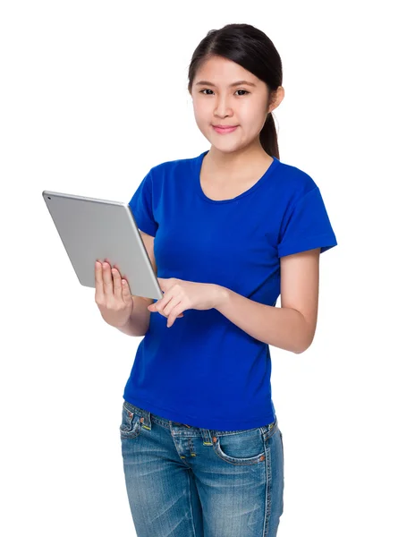 Asiática joven mujer en azul camiseta —  Fotos de Stock